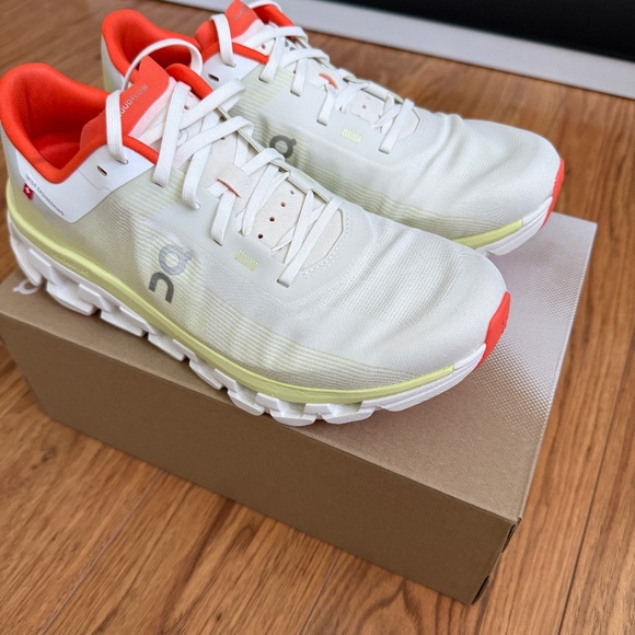 On Running Cloudflow 4 – Women’s Size 9 – White/Hay – Worn Once - Picture 3 of 7